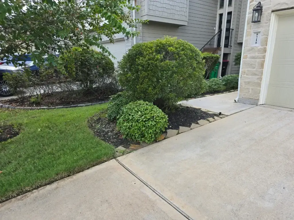 Front yard landscape maintenance and lawn care in Richmond TX