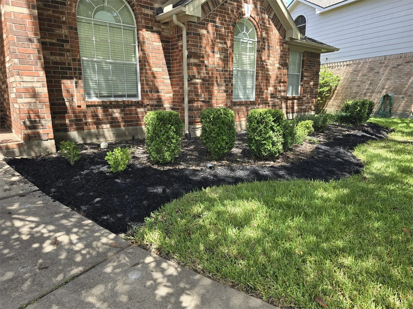 LoneGreen landscaping and mulch work service page project photo in the Sugar Land and Richmond area