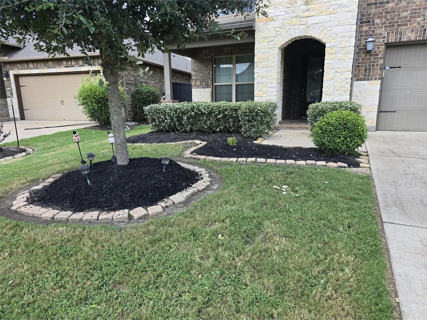 Mulching and Flower Bed Landscaping