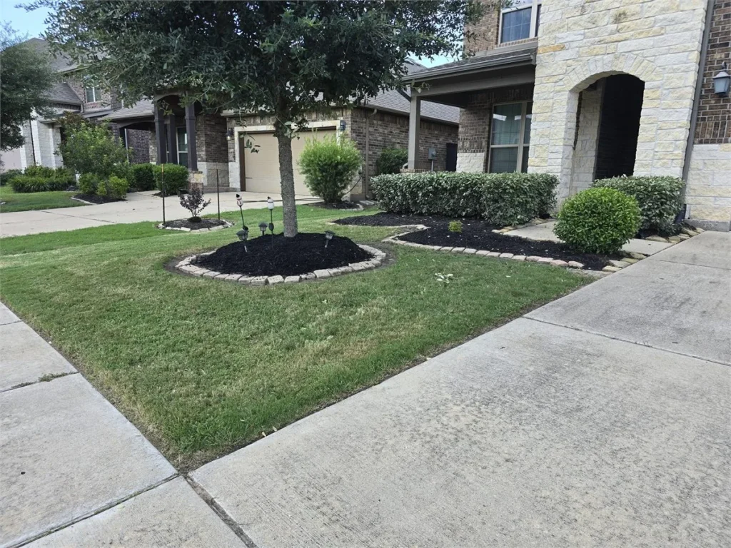 LoneGreen landscaping and mulch work gallery proof photo in the Sugar Land and Richmond area