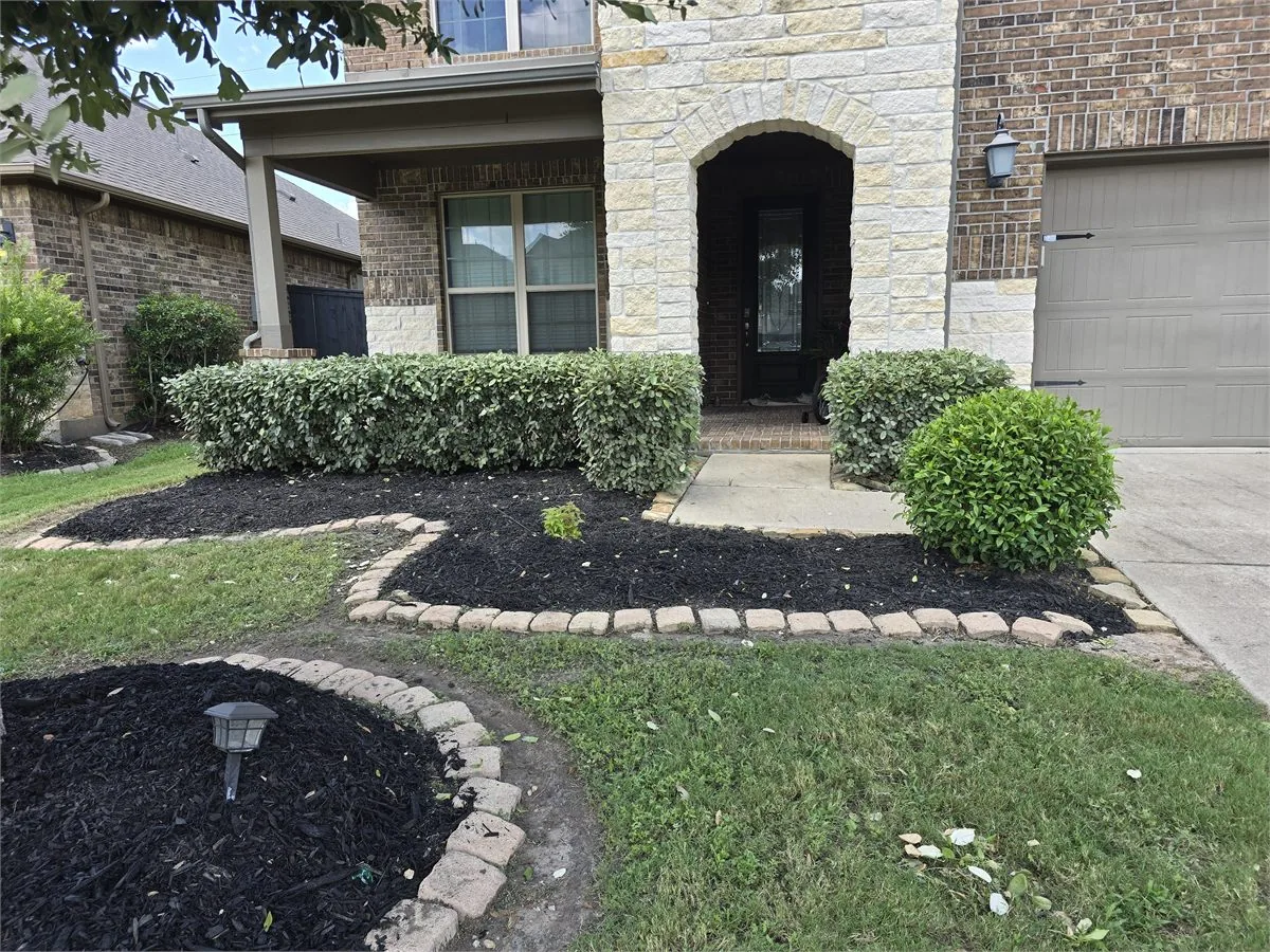 LoneGreen landscaping and mulch work gallery proof photo in the Sugar Land and Richmond area