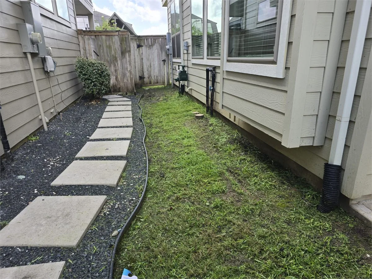 LoneGreen rock and side yard landscaping gallery proof photo in the Sugar Land and Richmond area